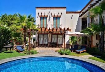 Seven Crown La Paz Centro Historico allows 18 year olds to book a room