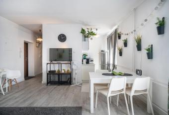 04 Gdynia Centrum - Apartament Mieszkanie dla 4 os allows 18 year olds to book a room