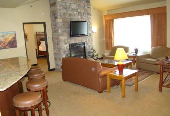 StoneCreek Lodge has rooms with a private hot tub