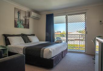 Chermside Court Motel has Balcony rooms