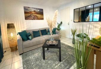 La Maison Blanche has rooms with a private hot tub