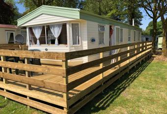 36 Glenfinart Caravan Park has Balcony rooms