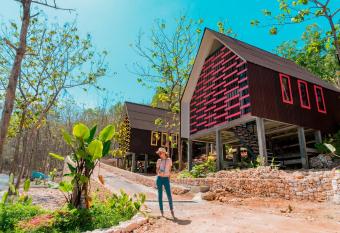 Radika Paradise Villa & Cottage has Balcony rooms