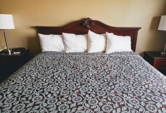 Days Inn & Suites by Wyndham of Morris has rooms with a private hot tub