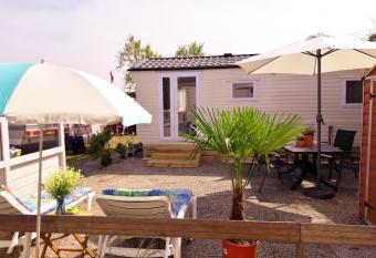 Chalet Dalile IJmuiden aan Zee vlakbij het strand allows 18 year olds to book a room