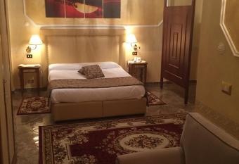 Hotel Ristorante Al Boschetto has rooms with a private hot tub