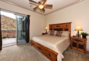 Coral Springs Resort has rooms with a private hot tub