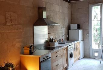 Appartement quartier historique proche des Halles allows 18 year olds to book a room