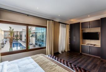 Braira Hettin Hotel & Resort                                            has rooms with a private hot tub