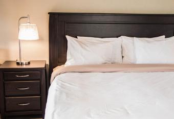 Galiano Oceanfront Inn & Spa has rooms with a private hot tub