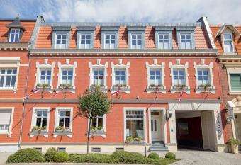 Aragon - Hotel - Garni allows 18 year olds to book a room