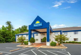 Days Inn & Suites by Wyndham Siler City has rooms with a private hot tub