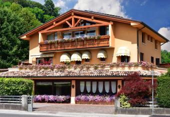 Albergo Da Gildo has Balcony rooms