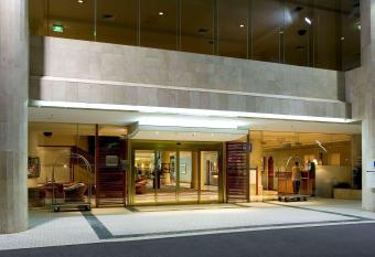 Novotel Sydney Brighton Beach has rooms with a private hot tub