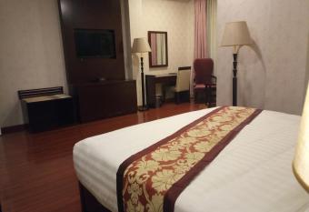 Sherar Addis Hotel has rooms with a private hot tub