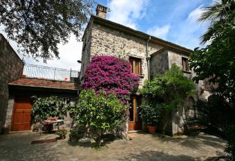 La Neffola Residence has Balcony rooms