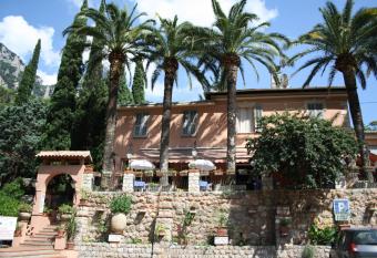 Auberge Les Gorges du Loup allows 18 year olds to book a room