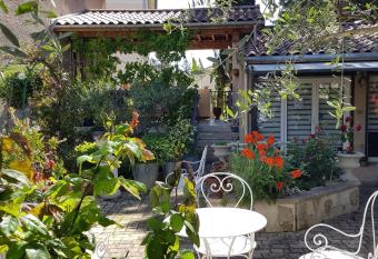 Maison d H  tes et Roulotte has Balcony rooms