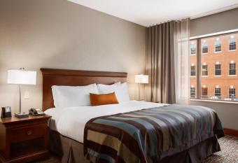 Wingate by Wyndham Sylvania/Toledo has rooms with a private hot tub