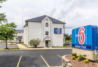 Motel 6 Streetsboro, OH allows 18 year olds to book a room