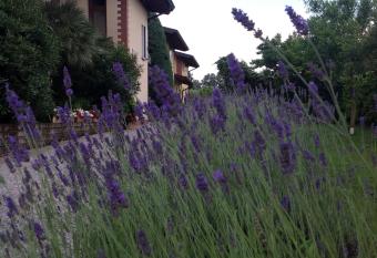 Casale el galet has rooms with a private hot tub