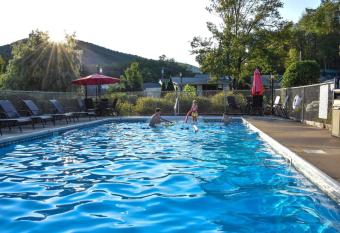 Adirondack Sunrise Lodge has Balcony rooms