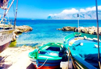 Villa MiraMar Exclusive Home Palermo Airport has Balcony rooms