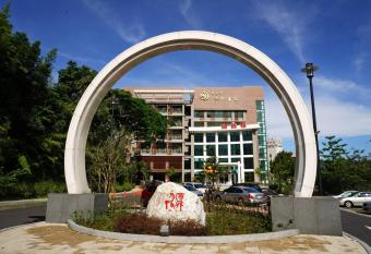 Sun Moon Lake Teachers  Hostel allows 18 year olds to book a room