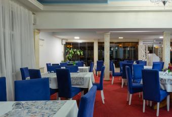 Hotel Grand has rooms with a private hot tub