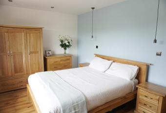 8 Chichester Crescent has Balcony rooms