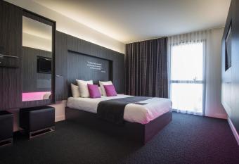 Akena Nantes Atlantis allows 18 year olds to book a room