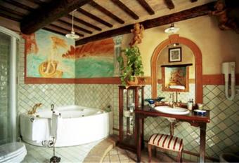 Il Paradiso del Re has rooms with a private hot tub