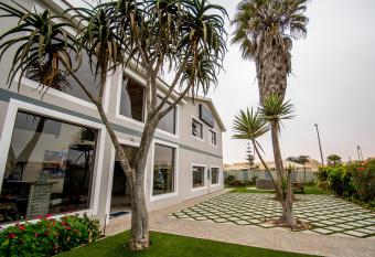 Sea View Backpackers has Balcony rooms