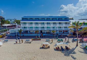 Hotel Bahia Sardina allows 18 year olds to book a room