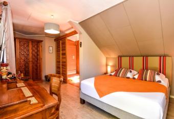 Villa Ot   allows 18 year olds to book a room