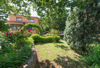 Apartman Karmen has Balcony rooms