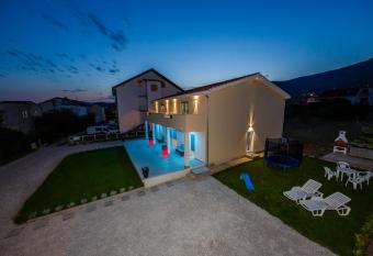 Lavender & Mint allows 18 year olds to book a room