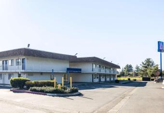 Motel 6 Oroville has Smoking rooms