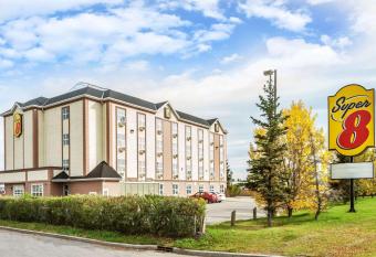Super 8 by Wyndham Calgary/Airport allows 18 year olds to book a room