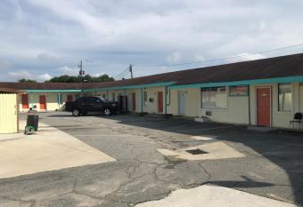 Budget Inn has Smoking rooms