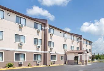 Boarders Inn & Suites by Cobblestone Hotels Waterloo Cedar Falls allows 18 year olds to book a room