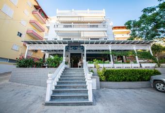 Hotel Primavera allows 18 year olds to book a room