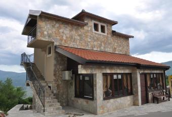 Ostro  ke grede has Balcony rooms