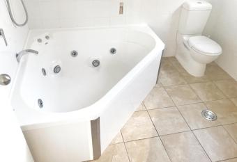 Avalon Manor Motel has Balcony rooms