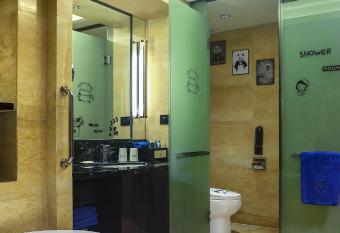 Crowne Plaza Chengdu Panda Garden, an IHG Hotel has rooms with a private hot tub