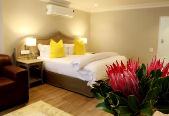 Hermanus Boutique Guest House has rooms with a private hot tub