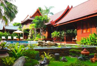Ruenkanok Thaihouse Resort has Balcony rooms