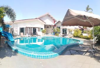 Baan Kaew Ruen Kwan has Balcony rooms