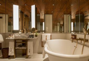 Brach Paris - Evok Collection has rooms with a private hot tub