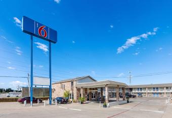 Studio 6 Fort Worth, Tx -Stockyards East has Smoking rooms